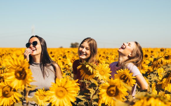 Trzy kobiety na polu słoneczników