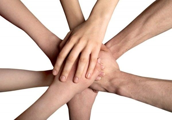 Połączone dłonie pokazujące wsparcie i zjednoczenie