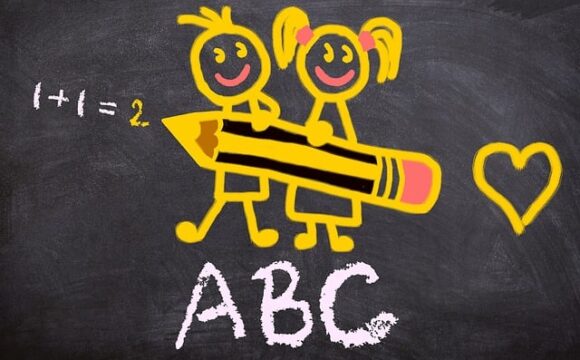 Na szkolnej tablicy narysowana para dzieci trzymająca ołówek i rozwiązująca równanie. Pod nimi są literki ABC.