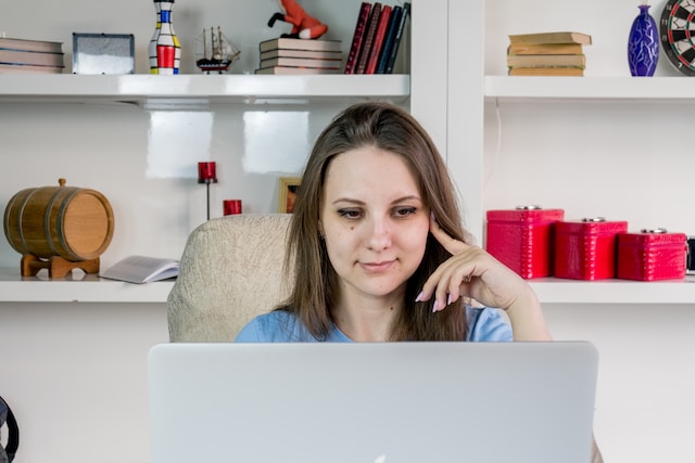 Kobieta siedząca przed laptopem