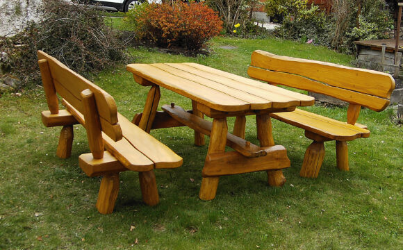 Drewniany stół i ławki - miejsce spotkań i wypoczynku
