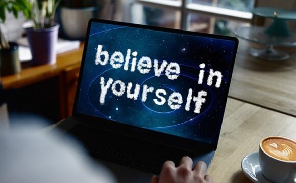 Laptop z napisem "uwierz w siebie"
