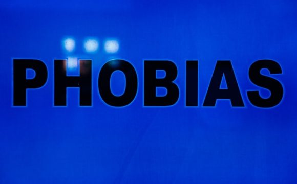 Czarny napis phobias (fobie) na niebieskim tle