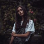 Kobieta z długimi włosami w białej bluzce