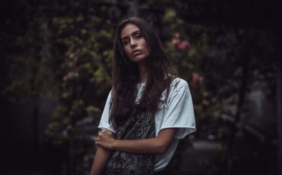 Kobieta z długimi włosami w białej bluzce