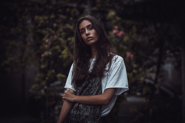 Kobieta z długimi włosami w białej bluzce