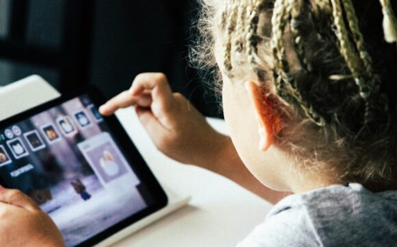 Dziewczyka korzystająca z tabletu