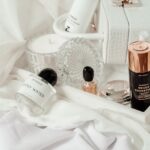 Kosmetyki do pielęgnacji urody leżące na białym materiale