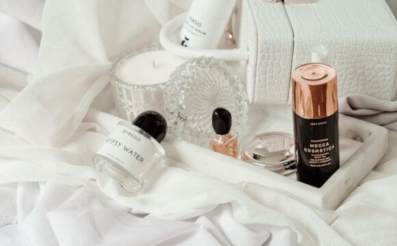 Kosmetyki do pielęgnacji urody leżące na białym materiale