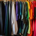 Kolorowe ubrania wiszące na wieszakach