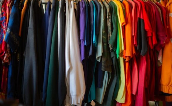 Kolorowe ubrania wiszące na wieszakach