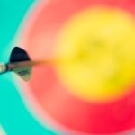 Kolorowa tarcza, ze strzała w centrum