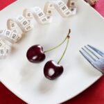 Talerz z wiśniami, widelcem i centymeterm