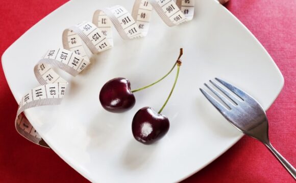 Talerz z wiśniami, widelcem i centymeterm