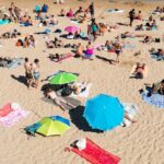 Tłum ludzi spędzających czas na plaży