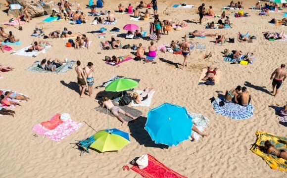 Tłum ludzi spędzających czas na plaży
