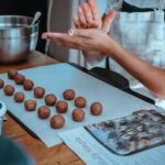 Kobieta przygotowująca ciasteczka i kładaća je na blachę