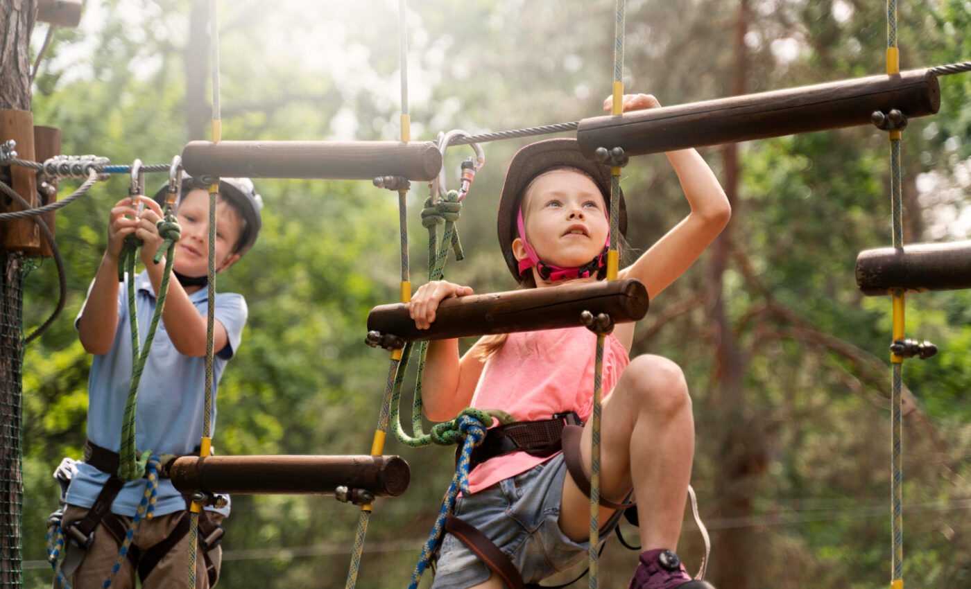 Dwójka chłopców spędająca aktywny weekend w parku linowym