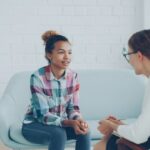 Kobieta w koszuli w kratkę jest na secji terapeutycznej