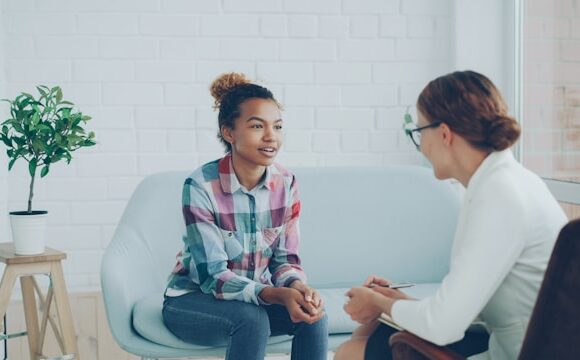 Kobieta w koszuli w kratkę jest na secji terapeutycznej