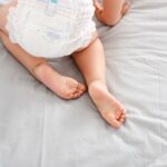 NIemowlak ubrany w pieluchomajtki