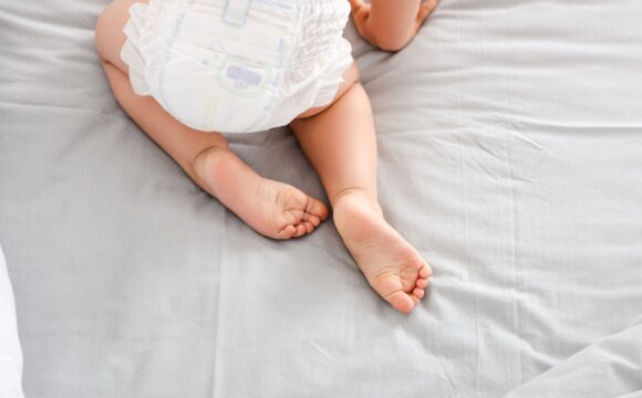 NIemowlak ubrany w pieluchomajtki