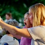 Kobieta z robi sobie z córką wspólne zdjęcie